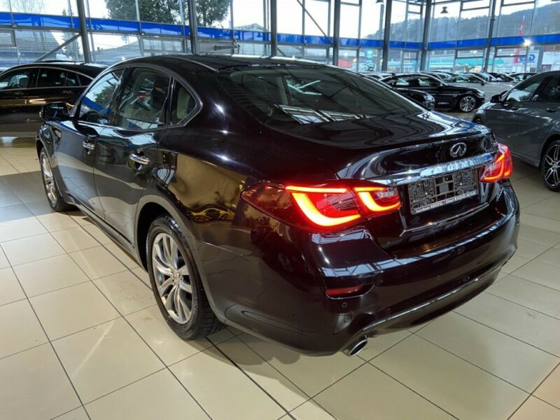 Infiniti Q70 Premium - Photo