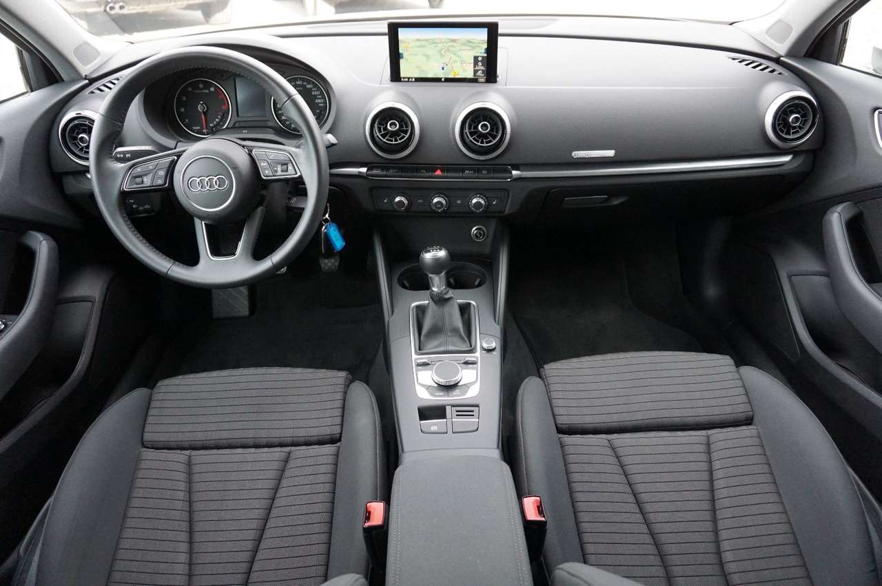 Audi A3 Limousine 35 TFSI S-line - Photo