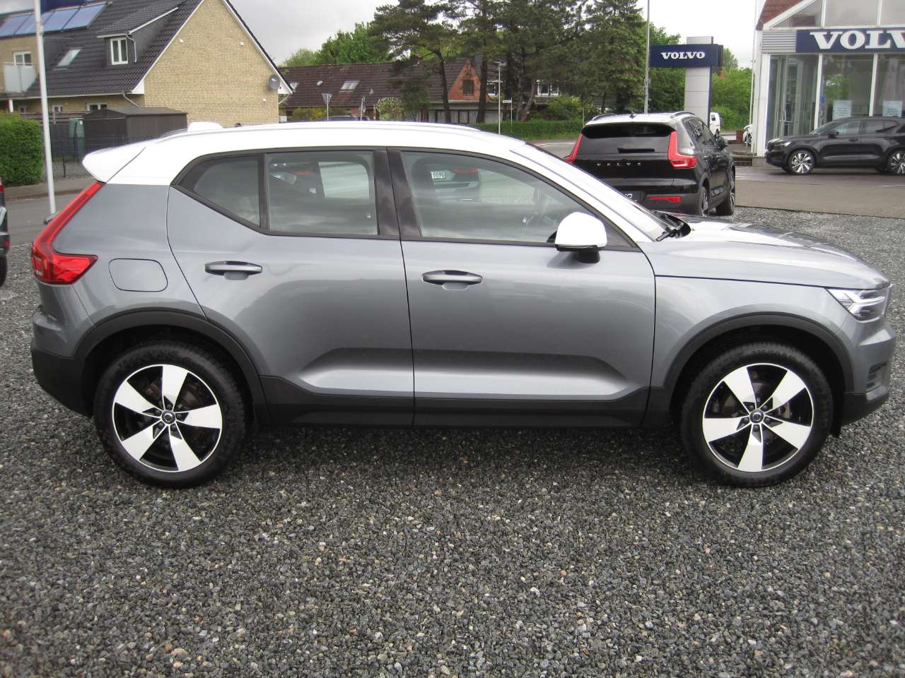 Volvo XC40 Momentum T3 2WD - Photo