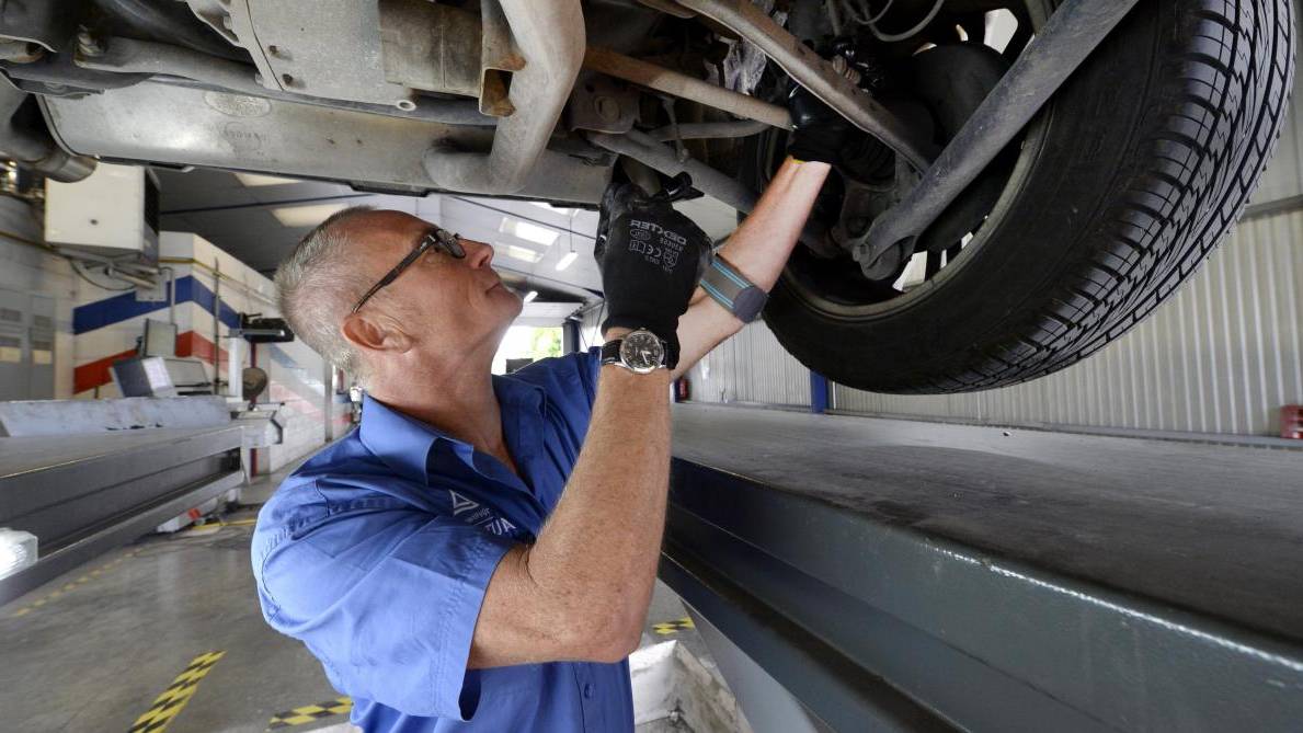 Technicien opérant un contrôle technique TÜV en Allemagne